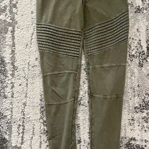 Army green, cotton stretch pant with utility pant look